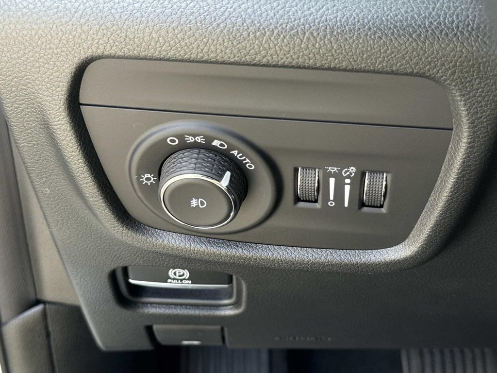 Used 2021 Jeep Grand Cherokee L Overland w/ Luxury Tech Group IV RWD image 44