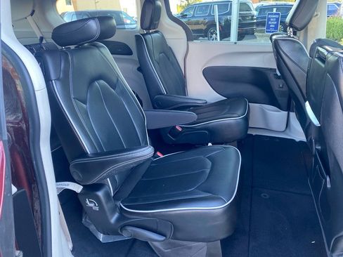 Used 2022 Chrysler Pacifica Limited w/ Uconnect Theater Family Group image 26
