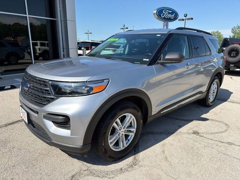 Used 2022 Ford Explorer XLT AWD/4WD image 3
