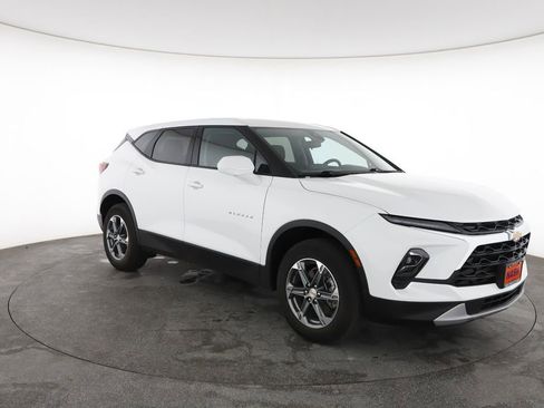 Used 2025 Chevrolet Blazer LT FWD image 2