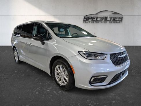 Used 2024 Chrysler Pacifica Touring-L FWD image 1