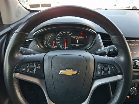 Used 2022 Chevrolet Trax LT w/ LT Convenience Package image 23