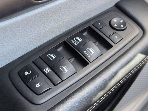 Used 2024 Chrysler Pacifica Limited FWD image 24