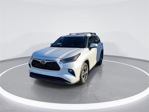 Used 2022 Toyota Highlander XLE image 3