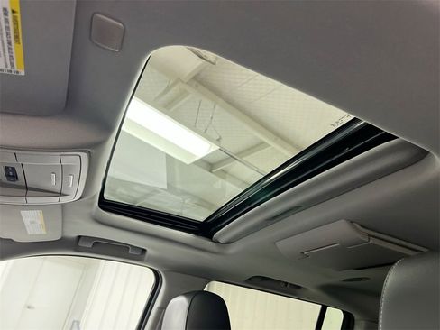 Used 2019 Chevrolet Suburban LT image 18