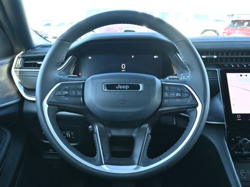 Used 2025 Jeep Grand Cherokee L Limited w/ Luxury Tech Group II AWD/4WD image 17