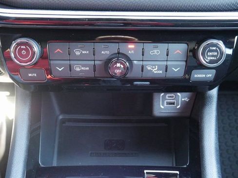 New 2025 Jeep Compass Latitude w/ Convenience Group AWD/4WD image 23