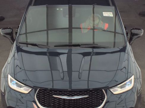 Used 2025 Chrysler Pacifica Select FWD image 2