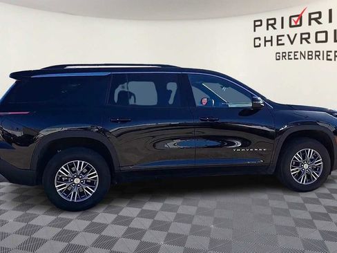 Used 2025 Chevrolet Traverse LT image 9