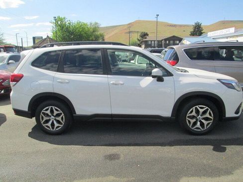 Used 2022 Subaru Forester Premium AWD/4WD image 2