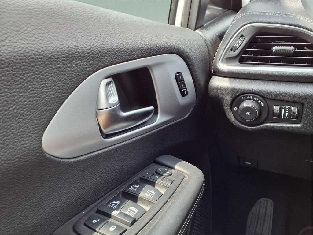 Used 2025 Chrysler Pacifica Limited FWD image 16