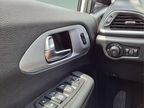 Used 2025 Chrysler Pacifica Limited FWD image 16