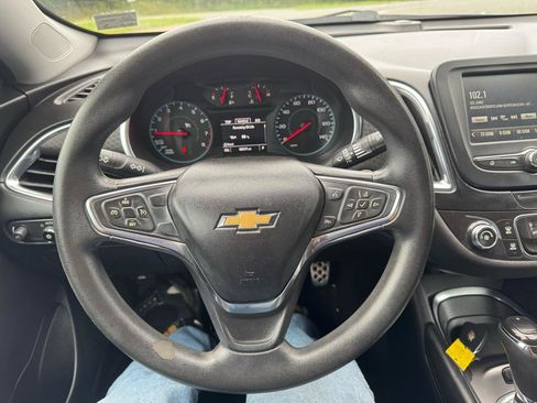 Used 2017 Chevrolet Malibu LT FWD image 12