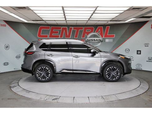 Used 2024 Nissan Rogue Platinum w/ Platinum Premium Package FWD image 8