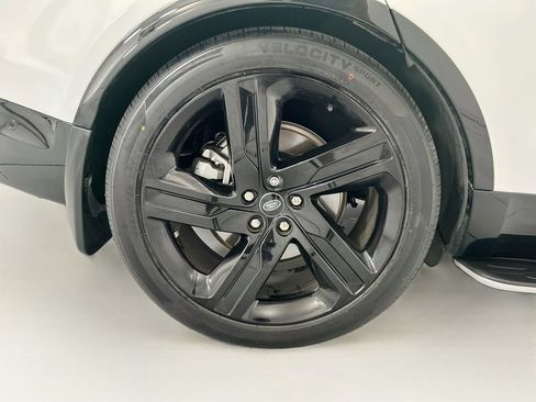 Used 2024 Land Rover Discovery Dynamic SE AWD/4WD image 32
