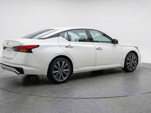 Used 2025 Nissan Altima 2.5 SV FWD image 9