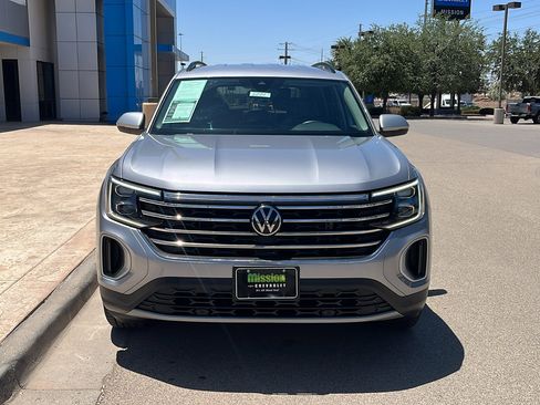 Used 2024 Volkswagen Atlas SE FWD image 2