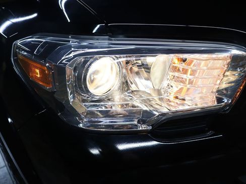 Used 2023 Toyota Tacoma SR5 w/ Technology Package image 12