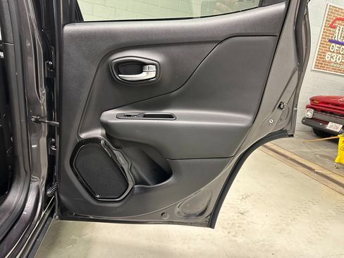 Used 2019 Jeep Renegade Altitude w/ Quick Order Package 2XM AWD/4WD image 14