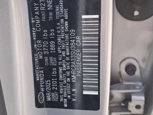 Used 2025 Hyundai Venue SEL FWD image 3