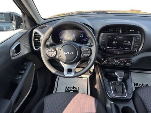 Used 2025 Kia Soul LX w/ LX Technology Package FWD image 13