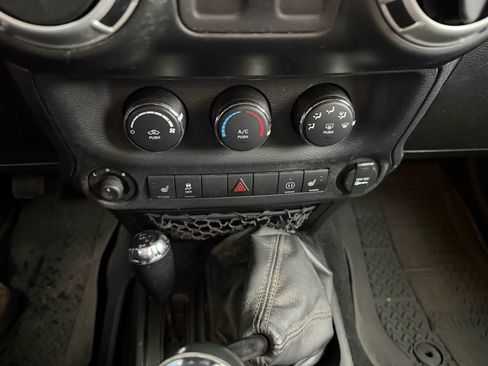 Used 2012 Jeep Wrangler Rubicon w/ PWR Convenience Group image 18