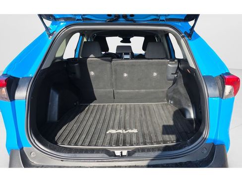 Used 2020 Toyota RAV4 LE image 20