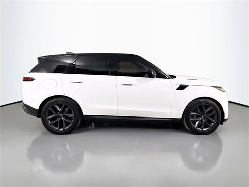 Used 2024 Land Rover Range Rover Sport SE image 4
