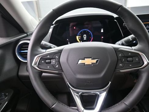 Used 2024 Chevrolet Trax LT w/ Sunroof Package FWD image 1