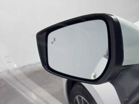 Used 2022 Nissan Versa SV FWD image 11