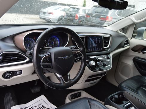 Used 2018 Chrysler Pacifica Touring-L w/ Advanced Safetytec Group image 8