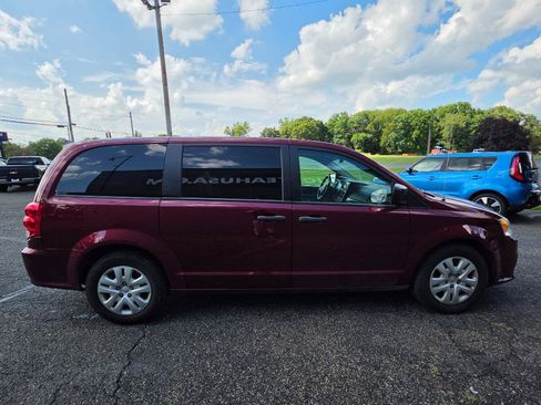 Used 2019 Dodge Grand Caravan SE w/ UConnect Hands-Free Group FWD image 6
