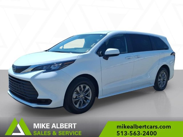 Used 2025 Toyota Sienna LE FWD image 3