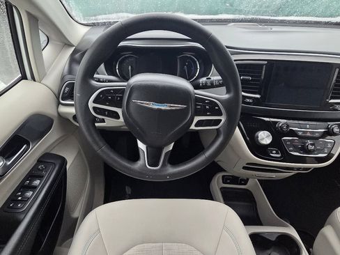 Used 2017 Chrysler Pacifica Touring Plus image 19