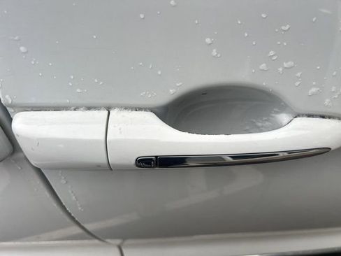 Used 2018 Chrysler Pacifica Touring-L image 7