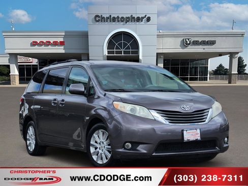 Used 2011 Toyota Sienna XLE image 1