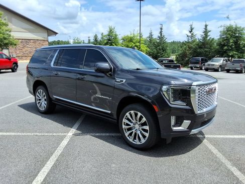 Used 2024 GMC Yukon XL Denali w/ Advanced Technology Package AWD/4WD image 3