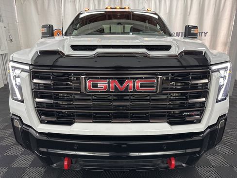 Used 2024 GMC Sierra 2500 AT4X image 3