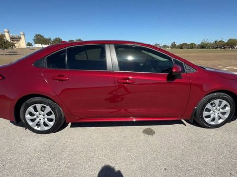 Used 2025 Toyota Corolla LE image 9