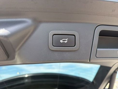 Used 2022 Land Rover Range Rover Velar S image 10