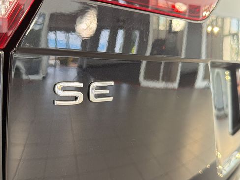 Certified 2024 Volkswagen Tiguan SE image 34