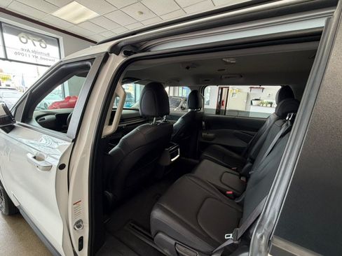 Used 2025 Kia Carnival EX FWD image 28