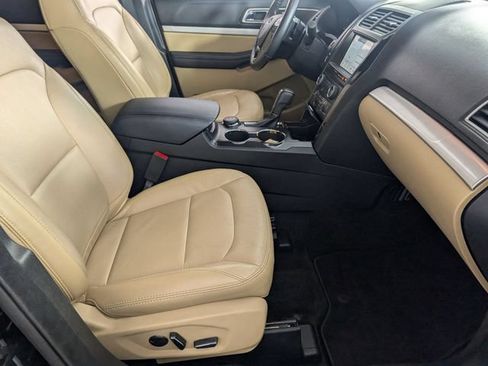 Used 2017 Ford Explorer XLT w/ Equipment Group 202A AWD/4WD image 37