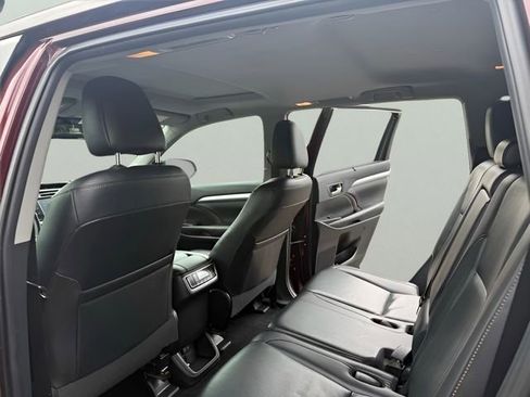 Used 2019 Toyota Highlander XLE AWD/4WD image 11