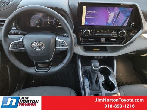 Used 2025 Toyota Highlander Platinum image 30