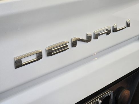 Used 2024 GMC Sierra 2500 Denali Ultimate image 11