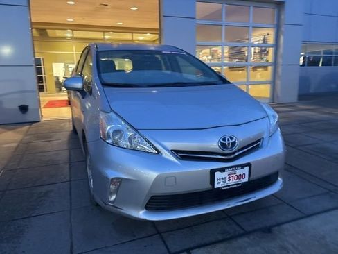 Used 2014 Toyota Prius V Two image 5