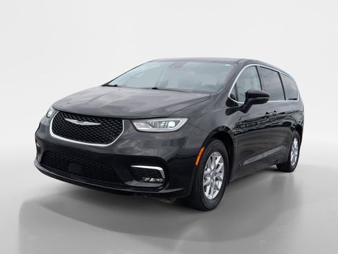 Used 2023 Chrysler Pacifica Touring-L image 5