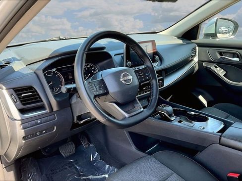 Used 2025 Nissan Rogue SV FWD image 19