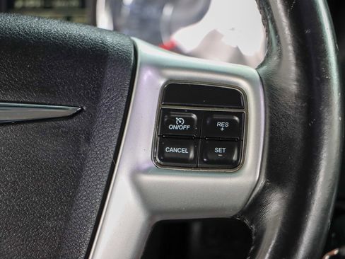 Used 2014 Chrysler Town & Country Touring image 14